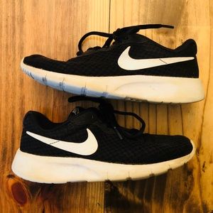 Nike Kids' Tanjun GS Running Shoes, 4Y